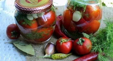 15 Receptů, jak si z rajčat udělat „light“ na zimu